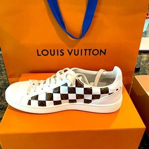 Louis Vuitton BLANC FRONTROW Sneakers with new laces. Worn once.